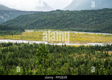 Vue sur le fleuve depuis l'Mantanuska Mantanuska glacier. Belles couleurs d'automne dans la forêt boréale Banque D'Images