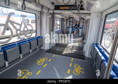 Berlin, neuer S-Bahn-Zug von Stadler, Type BR 483/484, Mehrzweckabteil Banque D'Images