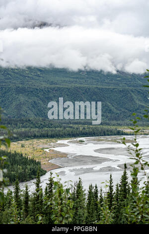 Mantanuska avec vue sur la rivière de sable, de l'Alaska's Glenn Highway 1 sur un jour overcasst Banque D'Images