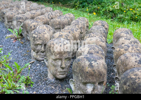 Holocaust Memorial de rangées de têtes sur la façon d'Camp de concentration de Mauthausen en Autriche. Banque D'Images