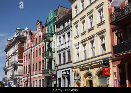 Bâtiments sur la rue Chelminska à Torun, Pologne Banque D'Images