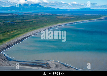 Voir la photographie aérienne d'Alaska's Katmai National Park. Sarcelle d'eau, végétation luxuriante végétation de montagne et de sable dans le Cook Inlet Banque D'Images