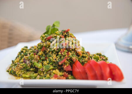 Couscous végétarien végétalien sain repas au restaurant à la tomate on white plate Banque D'Images