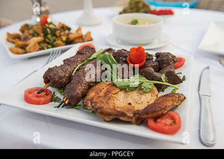 Bateau grillade de viande à table d'extérieur à l'établissement oriental restaurant Banque D'Images