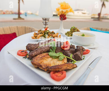 Bateau grillade de viande à table d'extérieur à l'établissement oriental restaurant Banque D'Images