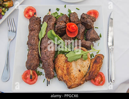 Bateau grillade de viande à table d'extérieur à l'établissement oriental restaurant Banque D'Images