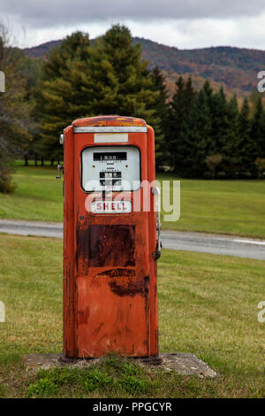 PITTSFIELD, VT, USA-Octobre 10, 2015 : old style pompe à essence Shell dans la ville près de Vermont route pittoresque VT-100 avec la couleur de son feuillage et de ciel bleu. Banque D'Images