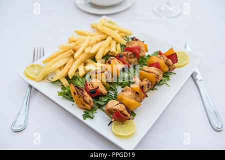 Gros plan du shish tawook de poulet kebab repas sur plaque dans une restaurant de luxe mise Banque D'Images