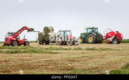 Old Head de Kinsale, Cork, Irlande. 01 Juin, 2018. L'enregistrement au cours de l'ensilage du beau temps sur la ferme de Brian et J.J. Downey à l'ancien chef de l'Kin Banque D'Images