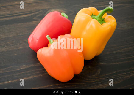 Rouge, Orange, et poivrons jaunes Banque D'Images