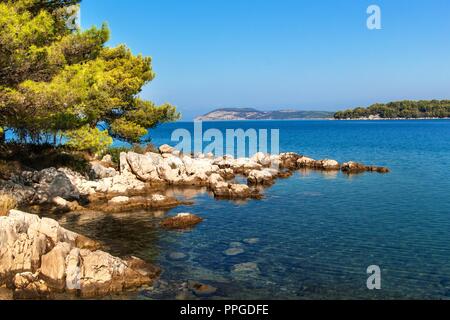 La côte croate. Sur la mer de l'île de Hvar. Salutations de vacances. Mer et rochers sur la côte Banque D'Images