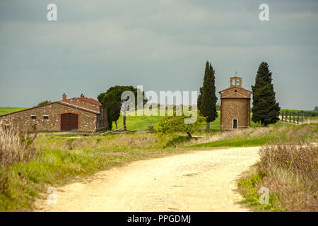 A SAN QUIRICO D'ORCIA - LE 25/04/2017 - La petite église de Vitaleta à Val d'Orcia, Sienne, Italie Banque D'Images