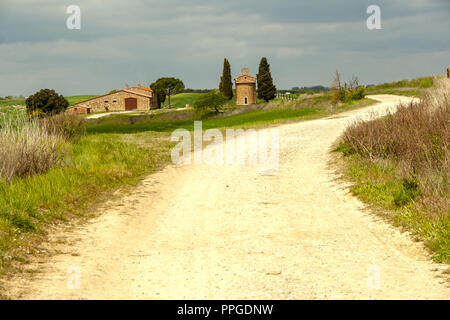 A SAN QUIRICO D'ORCIA - LE 25/04/2017 - La petite église de Vitaleta à Val d'Orcia, Sienne, Italie Banque D'Images