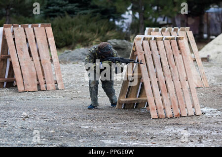 Strikeball player dans le jeu (simulation militaire) Banque D'Images