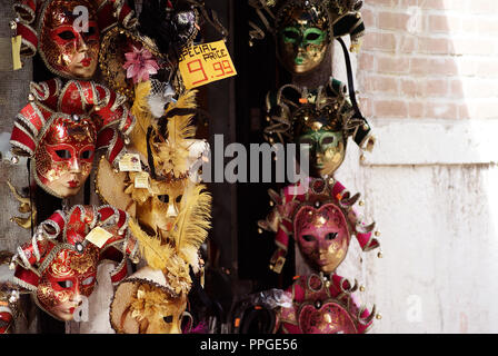 Les masques vénitiens à vendre sur les rues de Venise, Italie Banque D'Images