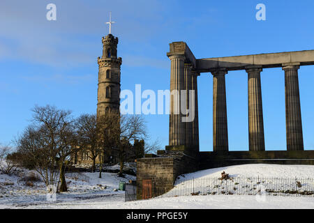 Monument national de l'Écosse et le Monument Nelson sur Calton Hill dans la neige, Édimbourg, Écosse Banque D'Images
