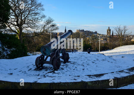 Cannon portugais sur Calton Hill dans la neige, Édimbourg, Écosse Banque D'Images