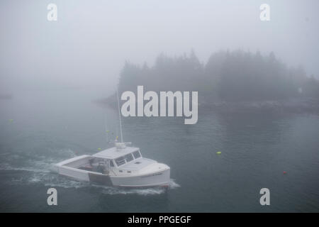 Les pêcheurs de homards dans leurs bateaux sur l'île de Vinalhaven, Maine. La population de l'île de Penobscot Bay est l'un des plus grands dans la pêche au homard Banque D'Images