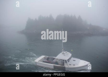 Les pêcheurs de homards dans leurs bateaux sur l'île de Vinalhaven, Maine. La population de l'île de Penobscot Bay est l'un des plus grands dans la pêche au homard Banque D'Images