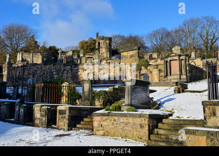 Les pierres tombales dans la neige en nouveau Cimetière Calton, Regent Road, Édimbourg, Écosse Banque D'Images