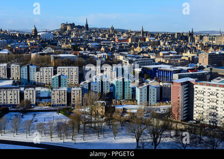 Le Château d'Édimbourg et sur les toits de la ville dans la neige avec en premier plan de Dumbiedykes Salisbury Crags, Édimbourg, Écosse Banque D'Images