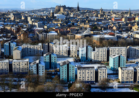 Le Château d'Édimbourg et sur les toits de la ville dans la neige avec en premier plan de Dumbiedykes Salisbury Crags, Édimbourg, Écosse Banque D'Images