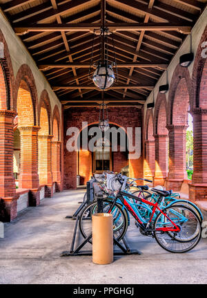 Des vélos garés étudiant dans le sud-ouest Loggia de Flagler College à Saint Augustine Banque D'Images