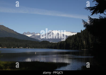 Avec le lac Auke Mendenhall glacier et les montagnes en arrière-plan Banque D'Images