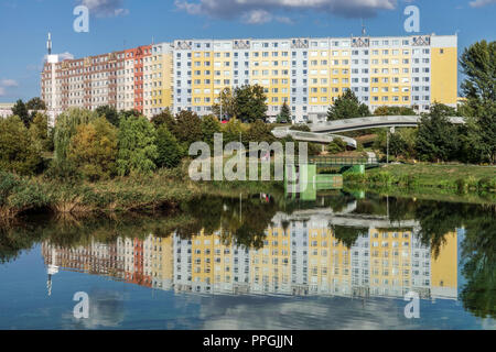 Bloc immobilier reflet dans l'étang Nepomuk, quartier Stodulky, quartier de Prague Banque D'Images