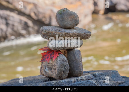 La méthode traditionnelle des Inuits de la création d'un marqueur de l'homme dans des zones de peu de repères naturels, l'inukshuk est devenu un symbole national du Canada. Banque D'Images