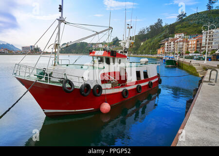 Port de Ribadesella Asturies en Espagne à partir de la rivière Sella Banque D'Images