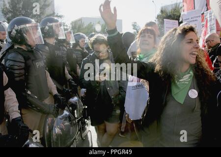 Buenos Aires, capitale fédérale, l'Argentine. 25 Septembre, 2018. La tension maximale dans le pont Pueyrredon, croisement entre la capitale fédérale et d'Avellaneda, où des centaines de manifestants tentent de franchir en présence de la préfecture, au milieu de la 4e grève générale contre la politique économique du gouvernement de Mauricio Macri. Credit : Roberto Almeida Aveledo/ZUMA/Alamy Fil Live News Banque D'Images