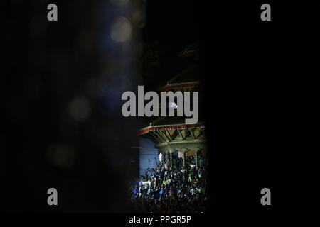 Katmandou, Népal. 25 Septembre, 2018. Les gens observent un défilé de char dans un temple au cours de l'Indra Jatra, fête célébrée en l'honneur de l'Indra, le Roi des cieux et seigneur de Hanuman Dhoka Pluies, Katmandou, Népal, le mardi, 25 Septembre, 2018. Credit : Skanda Gautam/ZUMA/Alamy Fil Live News Banque D'Images