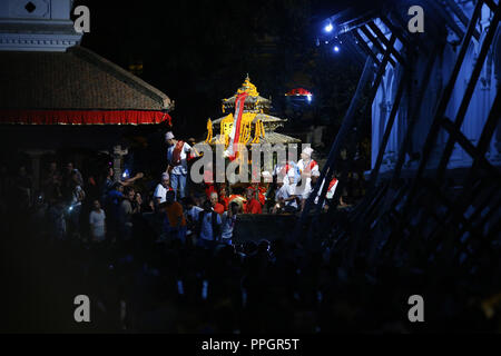 Katmandou, Népal. 25 Septembre, 2018. Déesse vivante du Népal Kumari est ont défilé sur un char au cours de l'Indra Jatra, fête célébrée en l'honneur de l'Indra, le Roi des cieux et seigneur de Hanuman Dhoka Pluies, Katmandou, Népal, le mardi, 25 Septembre, 2018. Credit : Skanda Gautam/ZUMA/Alamy Fil Live News Banque D'Images