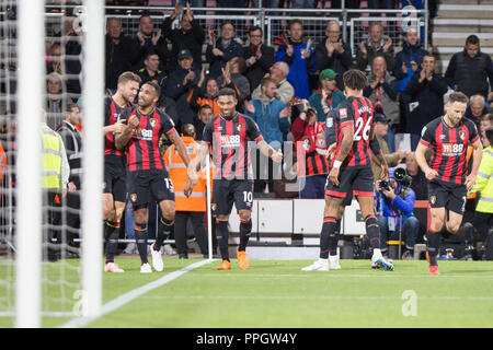 Bournemouth, Royaume-Uni. 25 septembre 2018.Callum Wilson de Bournemouth célèbre avec ses coéquipiers après avoir marqué au cours de l'EFL Carabao 3ème tour de la Coupe de l'AFC Bournemouth match entre Blackburn Rovers et à l'épanouissement Stadium, Bournemouth, Angleterre le 25 septembre 2018. Photo de Simon Carlton. Usage éditorial uniquement, licence requise pour un usage commercial. Aucune utilisation de pari, de jeux ou d'un seul club/ligue/dvd publications. Credit : UK Sports Photos Ltd/Alamy Live News Banque D'Images