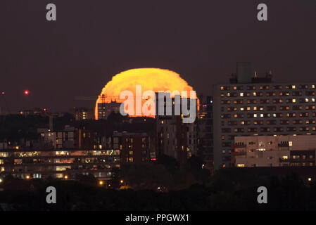 Londres, Royaume-Uni. 25 septembre 2018. La lune se lève au-dessus de la capitale le lendemain de l'Harvest Moon, la pleine lune la plus proche de l'équinoxe, vues du Northala champs près de Northolt, à l'ouest de Londres. Crédit : Stephen Chung / Alamy Live News Banque D'Images