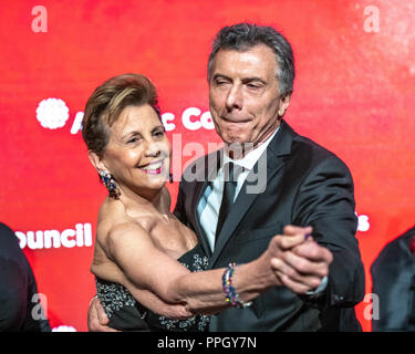 New York, États-Unis, 24 septembre 2018. Le Président de l'Argentine, Mauricio Macri danse avec chef d'entreprise et philanthrope américaine Adrienne Arsht après avoir posé avec les lauréats qui ont reçu du Conseil de l'Atlantique le prix Citoyen du monde au cours d'une cérémonie au Cipriani Wall Street à New York. Photo par Enrique Shore Crédit : Enrique Shore/Alamy Live News Banque D'Images