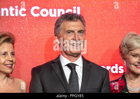New York, États-Unis, 24 septembre 2018. Le Président de l'Argentine, Mauricio Macri sourire alors qu'il est flanqué de chef d'entreprise et philanthrope américaine Adrienne Arsht (L) et Cindy McCain, veuve de feu le sénateur John McCain,, après avoir posé avec les lauréats qui ont reçu du Conseil de l'Atlantique le prix Citoyen du monde au cours d'une cérémonie au Cipriani Wall Street à New York. Photo par Enrique Shore Crédit : Enrique Shore/Alamy Live News Banque D'Images