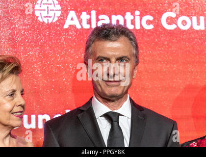 New York, États-Unis, 24 septembre 2018. Le Président de l'Argentine, Mauricio Macri sourire alors qu'il est flanqué de chef d'entreprise et philanthrope américaine Adrienne Arsht (L) et Cindy McCain, veuve de feu le sénateur John McCain,, après avoir posé avec les lauréats qui ont reçu du Conseil de l'Atlantique le prix Citoyen du monde au cours d'une cérémonie au Cipriani Wall Street à New York. Photo par Enrique Shore Crédit : Enrique Shore/Alamy Live News Banque D'Images
