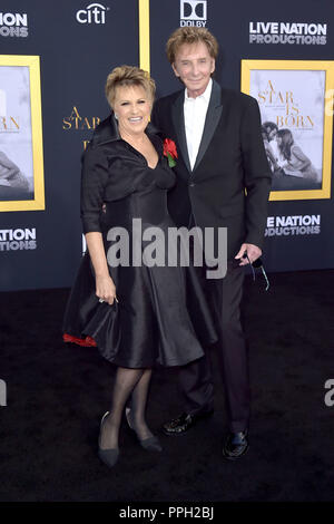 Lorna Luft et Barry Manilow assistant à l 'une étoile est née' premiere Au Shrine Auditorium le 24 septembre 2018 à Los Angeles, Californie. Dans le monde d'utilisation | Banque D'Images