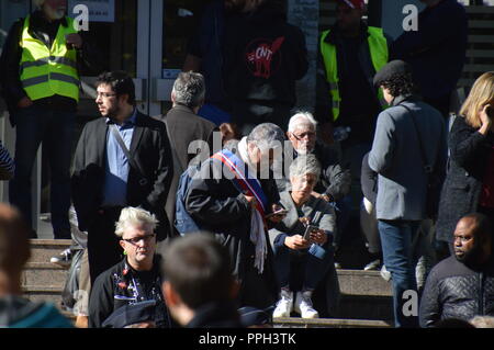 Paris, France. 26 sept 2018. Occupation illégale.Le maire de Montreuil, Patrice Bessac (banlieue de Paris), permet aux migrants illégalement d'être logées dans immeuble inoccupé, d'un centre de formation AFPA, près de l'hôtel de ville. Les forces de police présentes. 26 septembre 2018 ALPHACIT NEWIM / Alamy Live News Banque D'Images