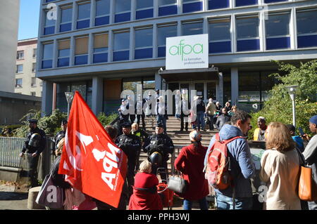 Paris, France. 26 sept 2018. Occupation illégale.Le maire de Montreuil, Patrice Bessac (banlieue de Paris), permet aux migrants illégalement d'être logées dans immeuble inoccupé, d'un centre de formation AFPA, près de l'hôtel de ville. Les forces de police présentes. 26 septembre 2018 ALPHACIT NEWIM / Alamy Live News Banque D'Images