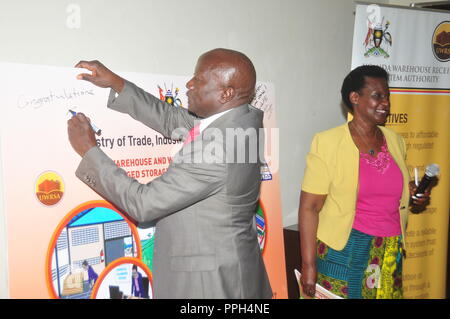 À Jinja, en Ouganda. Septembre 27th, 2018. Le ministre d'Etat du Tourisme, de la faune et des antiquités Godfrey Kiwanda (2e à droite) est assisté par l'Ouganda de l'Office du tourisme Président Daudi Migereko (4e à gauche) en plantant un arbre au jardin Rippon à Jinja au cours de célébrations nationales pour marquer la Journée mondiale du tourisme. Credit : Donald Kiirya/Alamy Live News. Banque D'Images