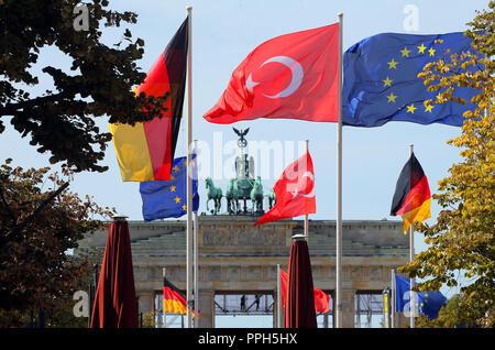 26 septembre 2018, Berlin : les drapeaux de la République fédérale d'Allemagne, la Turquie et l'Europe volent au vent devant la porte de Brandebourg. Ils parlent de la prochaine visite d'état du Président de la Turquie, M. Erdogan. Photo : Wolfgang Kumm/dpa Banque D'Images