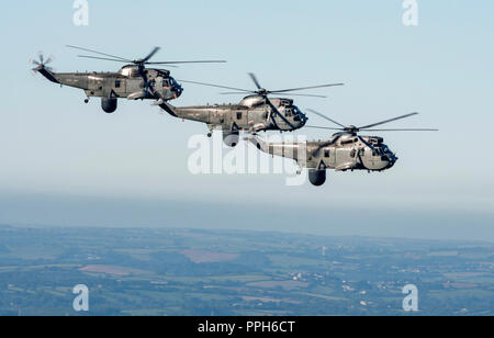 Yelverton, Royaume-Uni. 26th septembre 2018. Dernier vol de la Royal Navy Sea King. Les hélicoptères Sea King Mk7 ont quitté RNAS Culdrose pour la dernière fois le mercredi 26th septembre 2018 les avions dans les photos sont en vol au-dessus de Burrator Reservoir, Sheepstor, nr Yelverton, Devon sur la route de RNAS Culdrose à HMS Sultan après près de 50 ans d'opérations actives, Les derniers hélicoptères militaires Sea King de voler au Royaume-Uni, ont quitté la Royal Naval Air Station Culdrose à Helston, Cornwall pour prendre sa retraite le mercredi 26th septembre 2018. Crédit : Bob Sharples/Alay Live News Banque D'Images