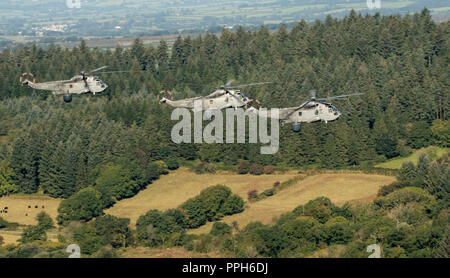 Yelverton, Royaume-Uni. 26th septembre 2018. Dernier vol de la Royal Navy Sea King. Les hélicoptères Sea King Mk7 ont quitté RNAS Culdrose pour la dernière fois le mercredi 26th septembre 2018 les avions dans les photos sont en vol au-dessus de Burrator Reservoir, Sheepstor, nr Yelverton, Devon sur la route de RNAS Culdrose à HMS Sultan après près de 50 ans d'opérations actives, Les derniers hélicoptères militaires Sea King de voler au Royaume-Uni, ont quitté la Royal Naval Air Station Culdrose à Helston, Cornwall pour prendre sa retraite le mercredi 26th septembre 2018. Crédit : Bob Sharples/Alay Live News Banque D'Images