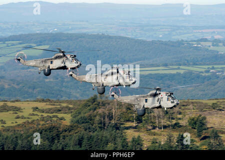 Yelverton, Royaume-Uni. 26th septembre 2018. Dernier vol de la Royal Navy Sea King. Les hélicoptères Sea King Mk7 ont quitté RNAS Culdrose pour la dernière fois le mercredi 26th septembre 2018 les avions dans les photos sont en vol au-dessus de Burrator Reservoir, Sheepstor, nr Yelverton, Devon sur la route de RNAS Culdrose à HMS Sultan après près de 50 ans d'opérations actives, Les derniers hélicoptères militaires Sea King de voler au Royaume-Uni, ont quitté la Royal Naval Air Station Culdrose à Helston, Cornwall pour prendre sa retraite le mercredi 26th septembre 2018. Crédit : Bob Sharples/Alay Live News Banque D'Images