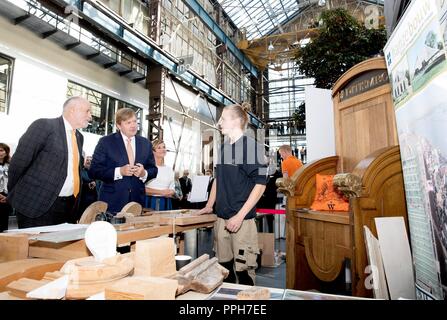 Hengelo, Pays-Bas. 26 Sep, 2018. Le roi Willem-Alexander des Pays-Bas à la De Gieterij van het ROC Twente à Hengelo, le 26 septembre 2018, pour assister à la conférence annuelle de l'organisation du réseau de Maatschappij à l'occasion de son 150e anniversaire en tant que technologie ville Photo : Albert Nieboer/ Pays-Bas OUT/Point de vue OUT | Crédit : dpa/Alamy Live News Banque D'Images