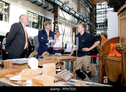 Hengelo, Pays-Bas. 26 Sep, 2018. Le roi Willem-Alexander des Pays-Bas à la De Gieterij van het ROC Twente à Hengelo, le 26 septembre 2018, pour assister à la conférence annuelle de l'organisation du réseau de Maatschappij à l'occasion de son 150e anniversaire en tant que technologie ville Photo : Albert Nieboer/ Pays-Bas OUT/Point de vue OUT | Crédit : dpa/Alamy Live News Banque D'Images