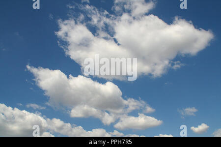 Beau ciel bleu avec des nuages. Banque D'Images